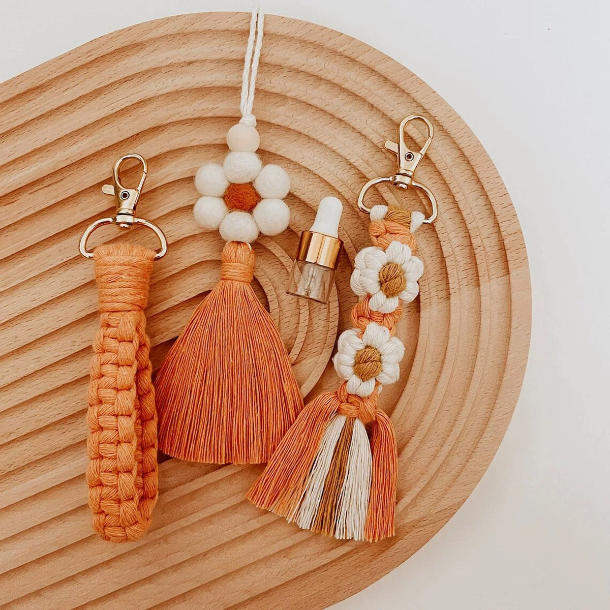 Boho Daisy Macrame Keychain – Handmade Cotton Tassel Bag Charm