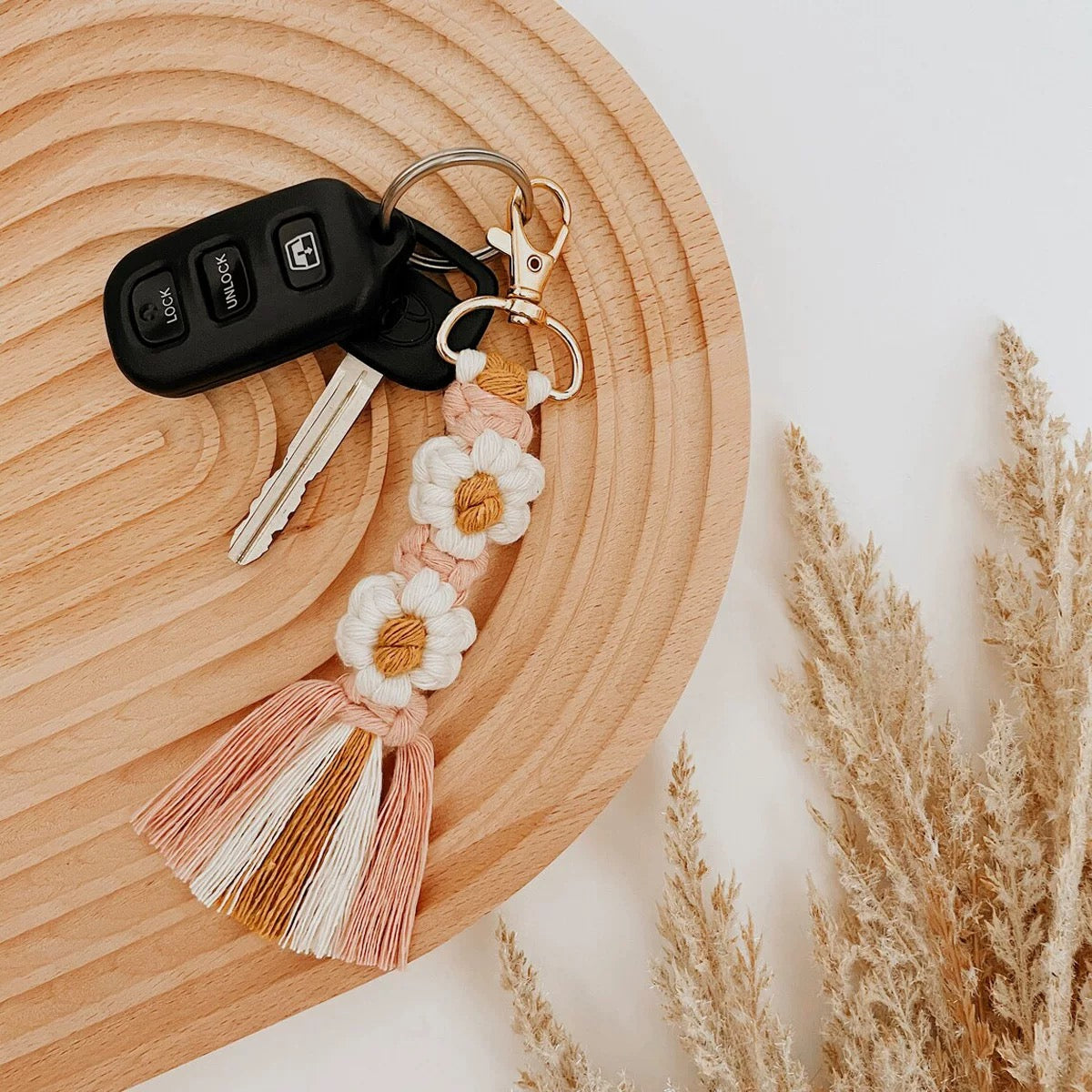 Boho Daisy Macrame Keychain – Handmade Cotton Tassel Bag Charm