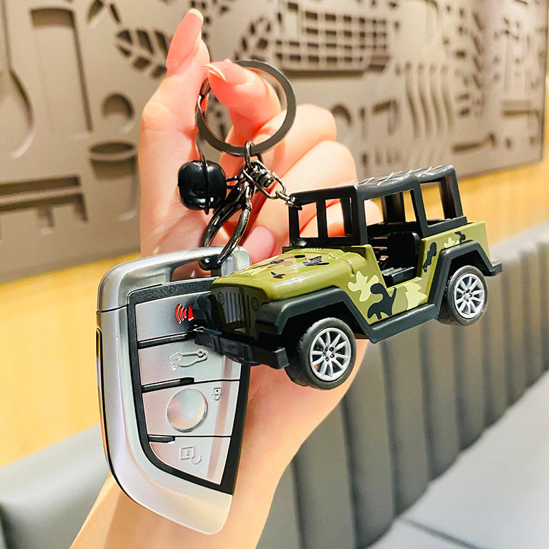 Miniature Camouflage Jeep Keychain – Fun and Stylish Car Accessory