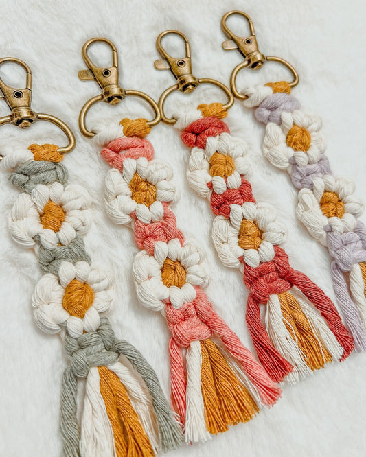 Boho Daisy Macrame Keychain – Handmade Cotton Tassel Bag Charm