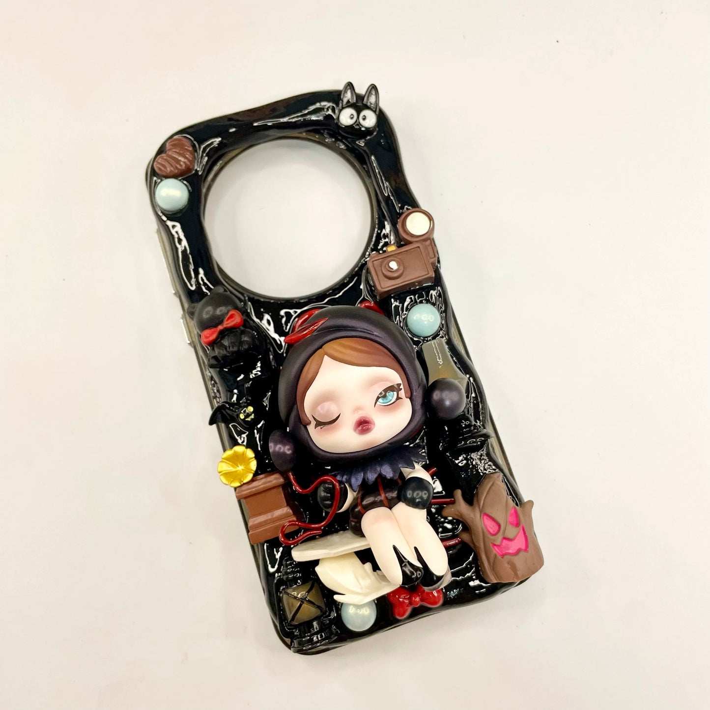 Handmade 3D Doll Phone Case – Skull-Inspired Aesthetic
