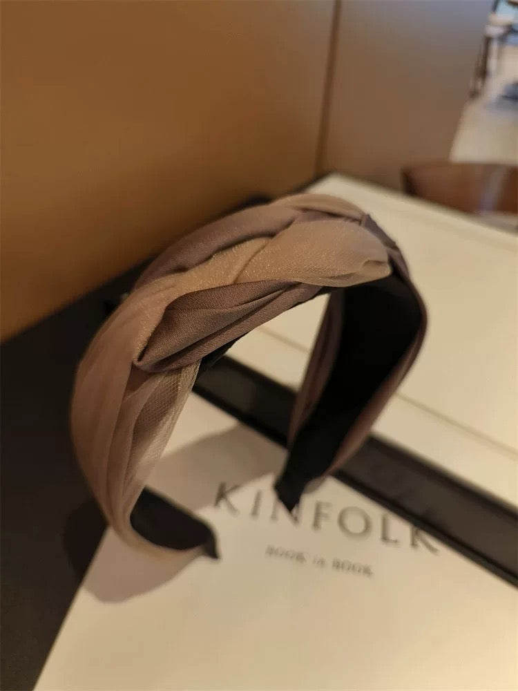 Bandeau élégant en tissu noué