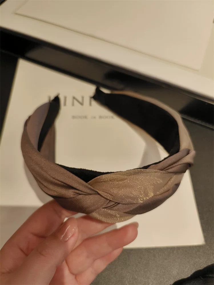 Bandeau élégant en tissu noué