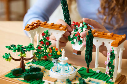 LEGO Botanicals Fountain Garden 10359