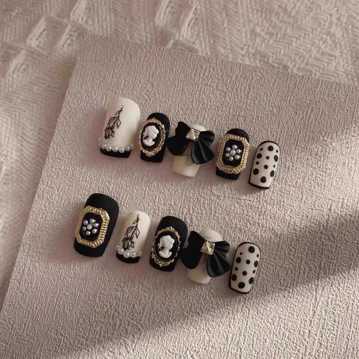 Ongles à coller vintage aristocratique