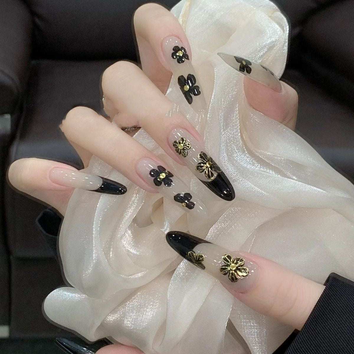 Ongles à coller en fleur d'or de minuit