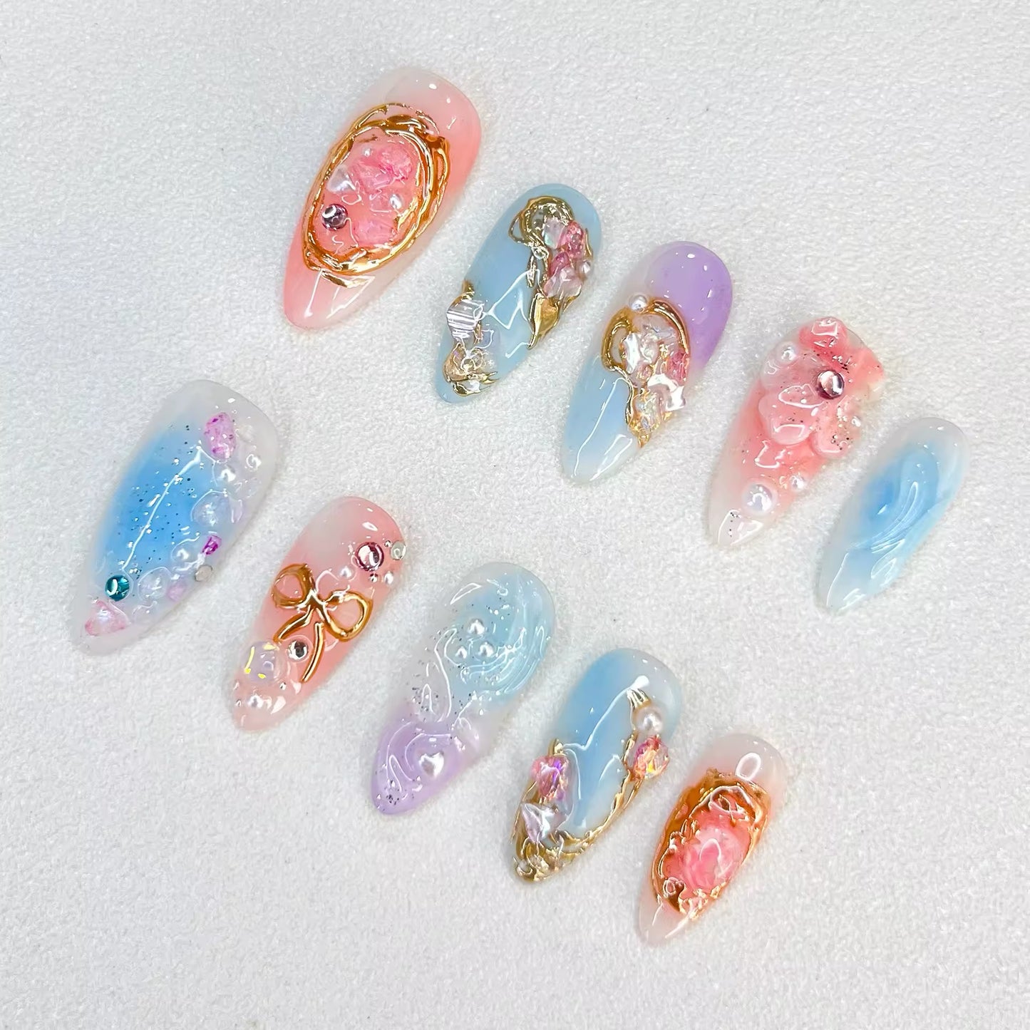 Ongles à coller avec cristaux dorés de rêve