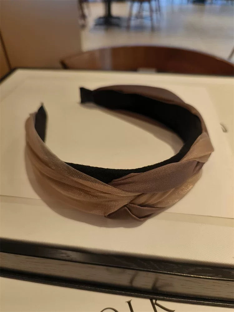 Bandeau élégant en tissu noué