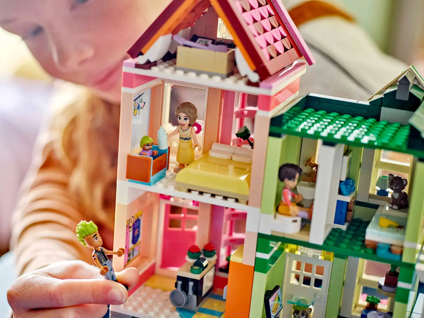 LEGO Friends Heartlake City Apartments and Stores 42670