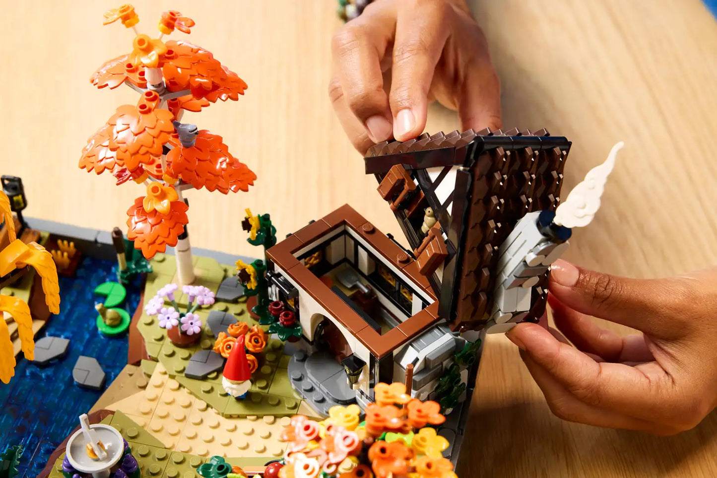 LEGO® Icons Autumn Cottage Garden 11372