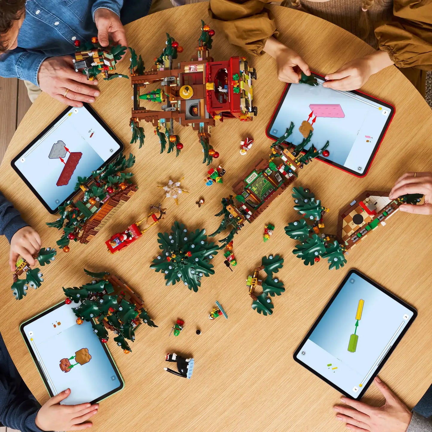 LEGO Family Christmas Tree 41843