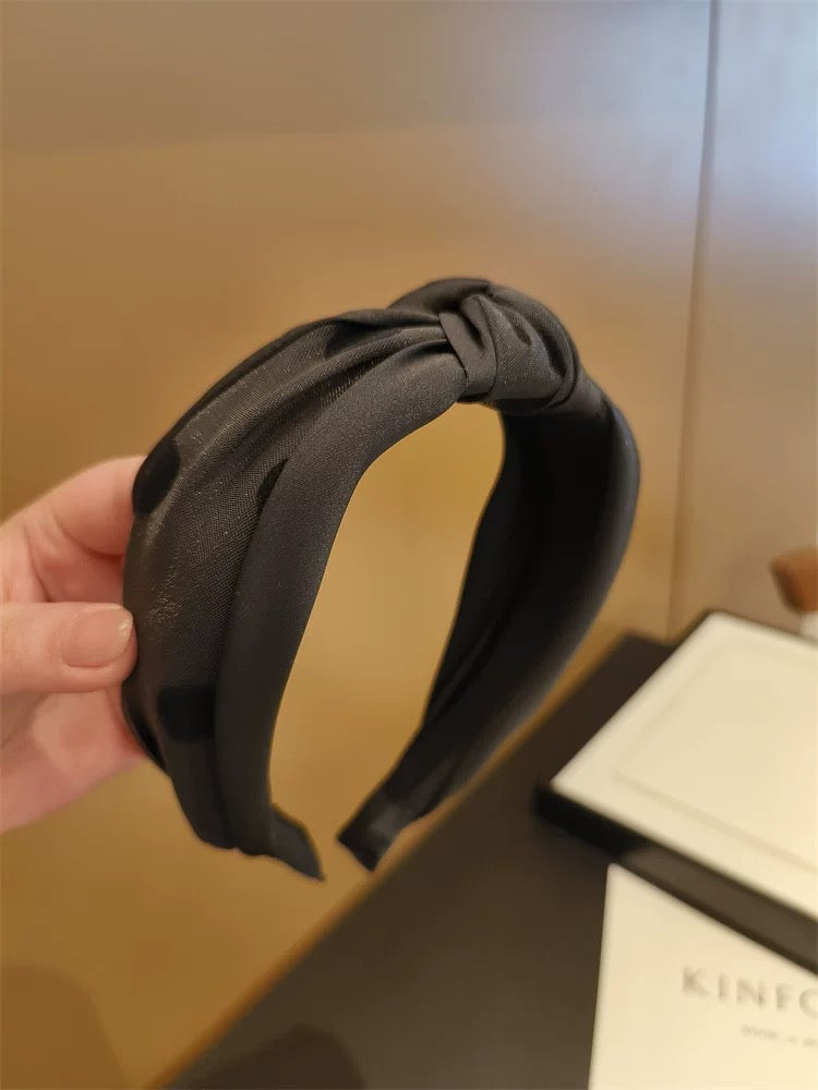 Bandeau élégant en tissu noué