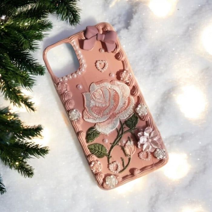 Étui de téléphone brodé à la main avec motif de roses vintage