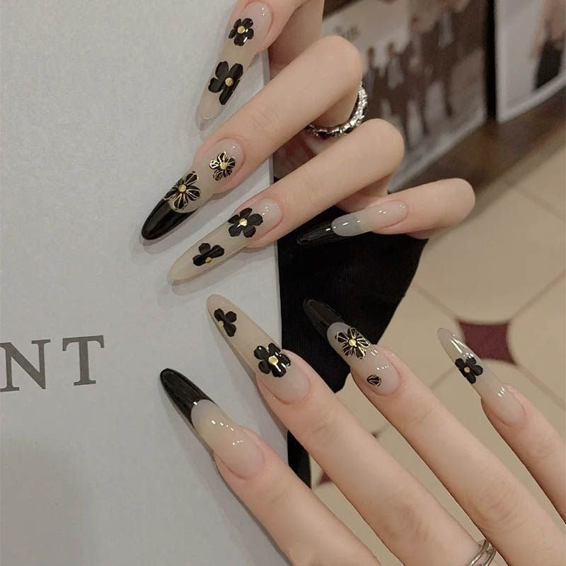 Ongles à coller en fleur d'or de minuit