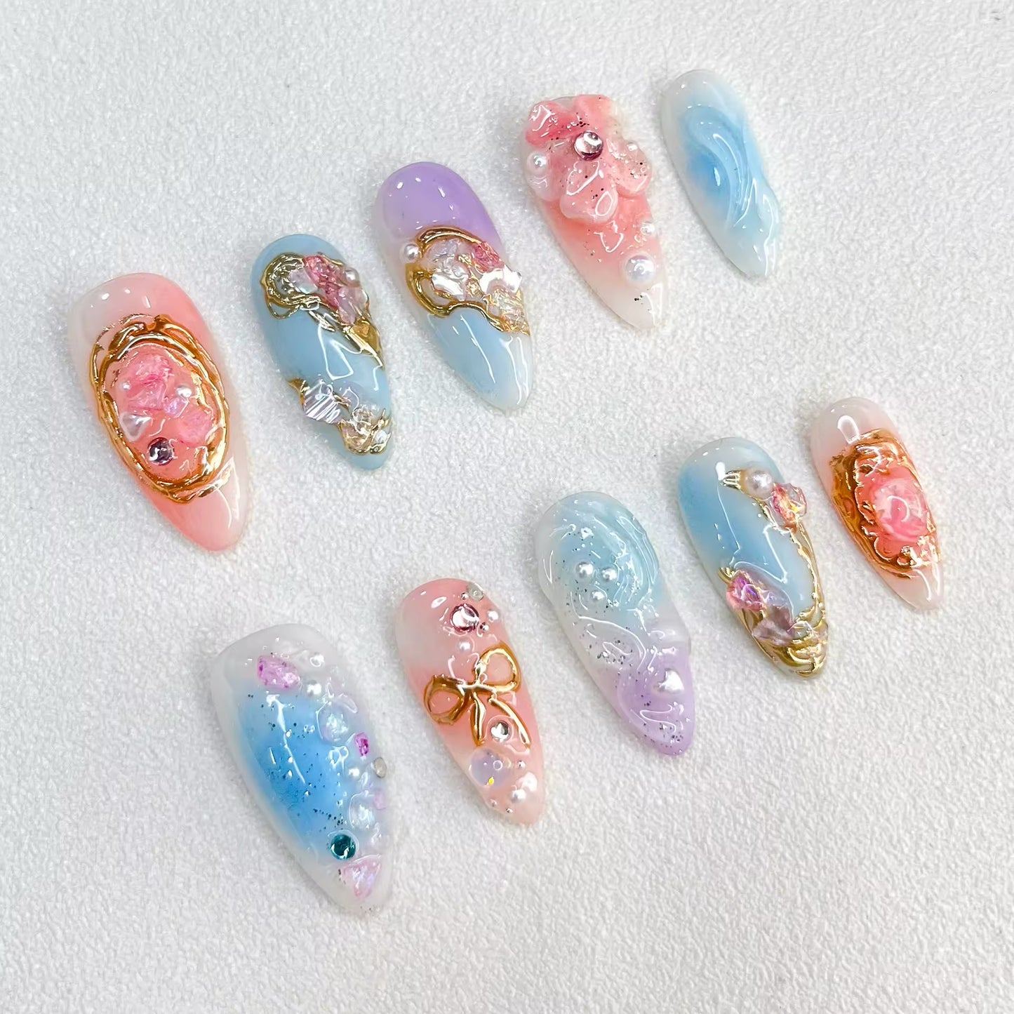Ongles à coller avec cristaux dorés de rêve