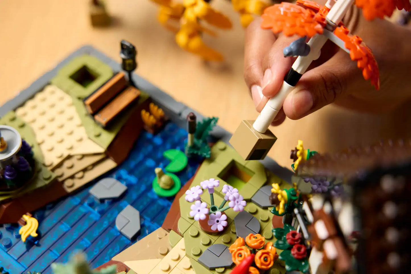 LEGO® Icons Autumn Cottage Garden 11372