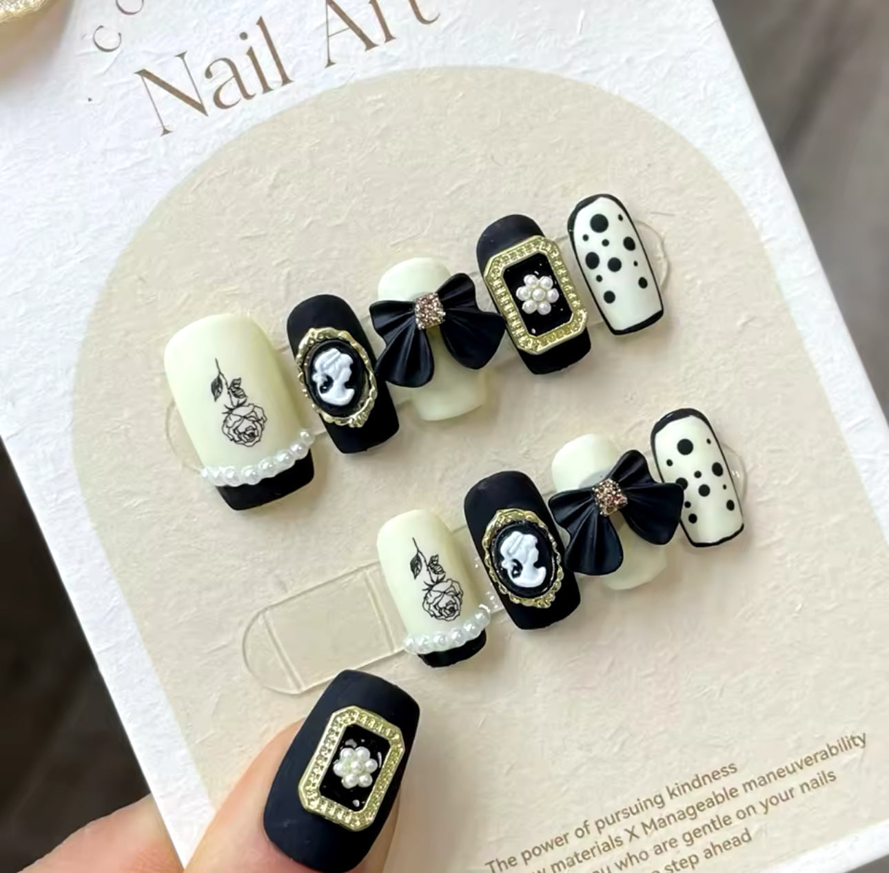 Ongles à coller vintage aristocratique