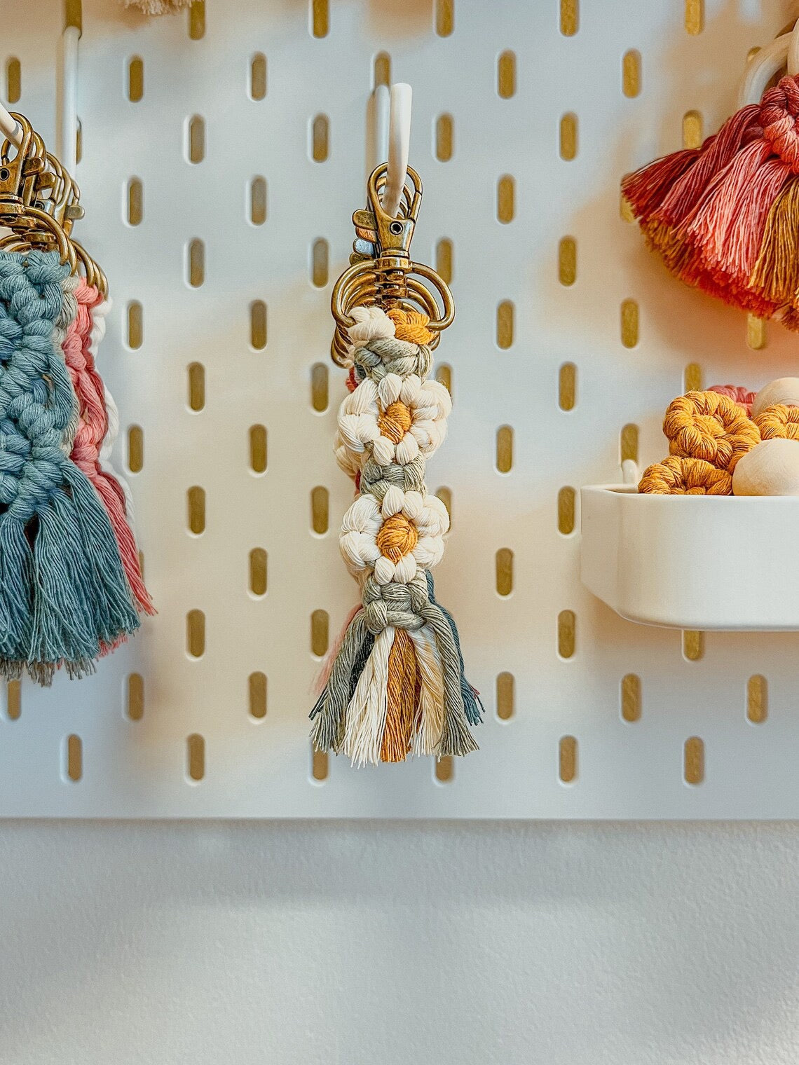 Boho Daisy Macrame Keychain – Handmade Cotton Tassel Bag Charm